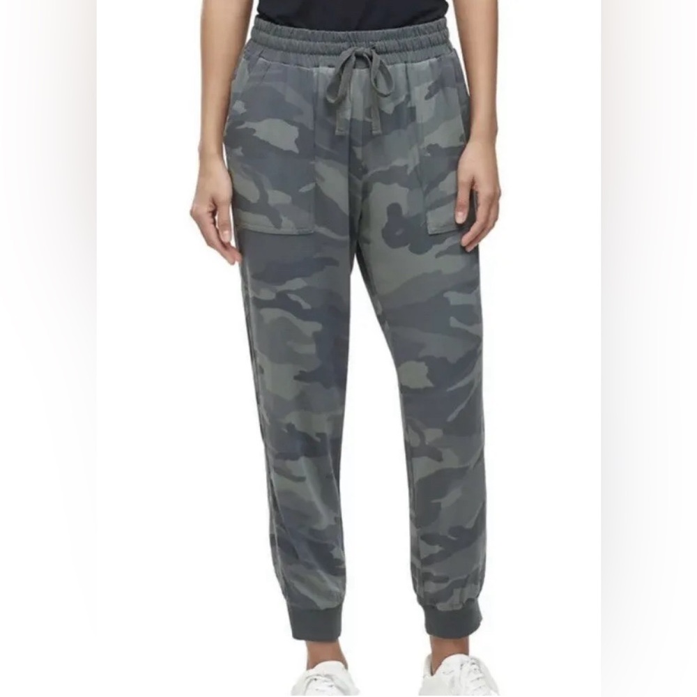 Splendid Wm’s Sz M Green Camo Cuff Ankle Joggers Pants EUC